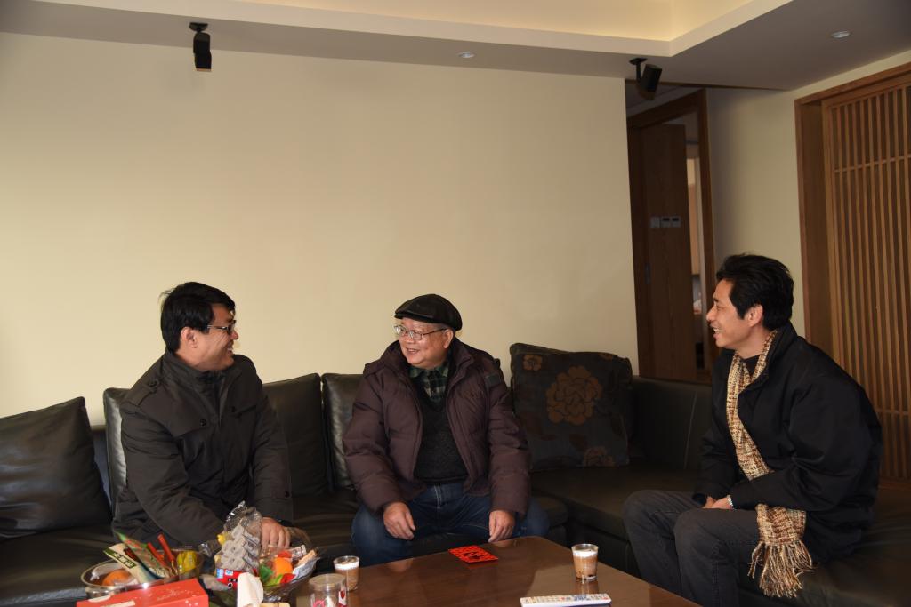 陈展虹与原副校长翁秀霖交谈