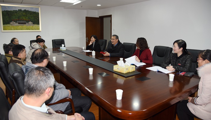 夏良玉慰问生活困难党员及教职工