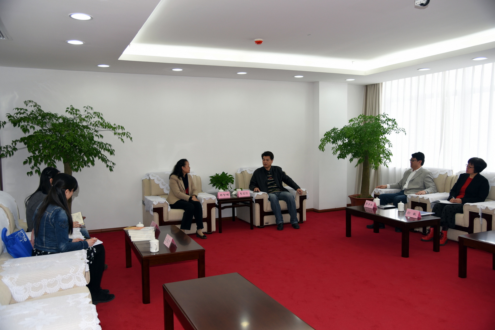 马国防会见省图书馆一行