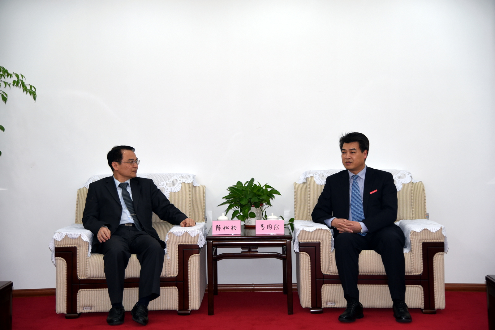 党委书记马国防会见陈松柏校长