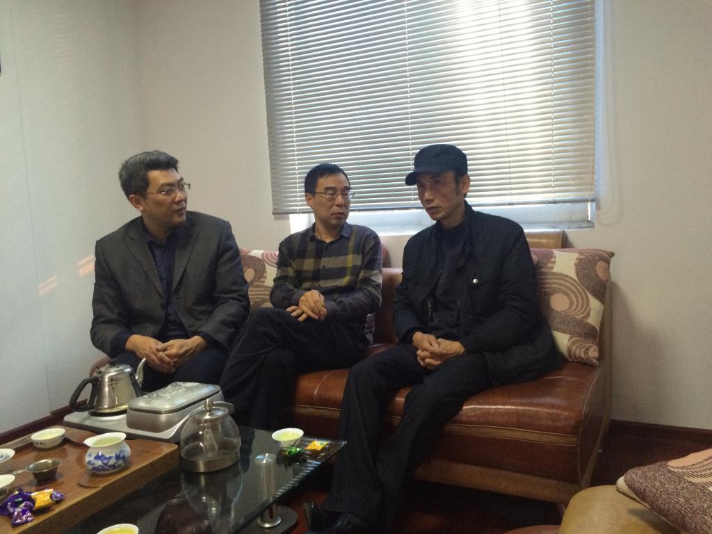 沈光辉(中)与泉州电大分校负责人交流