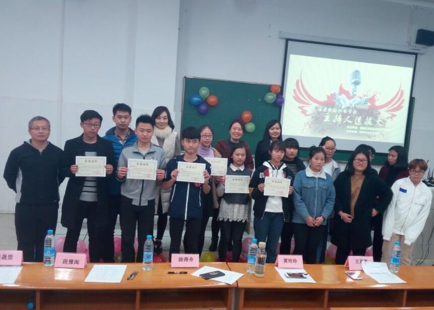 参赛选手与评委老师合影