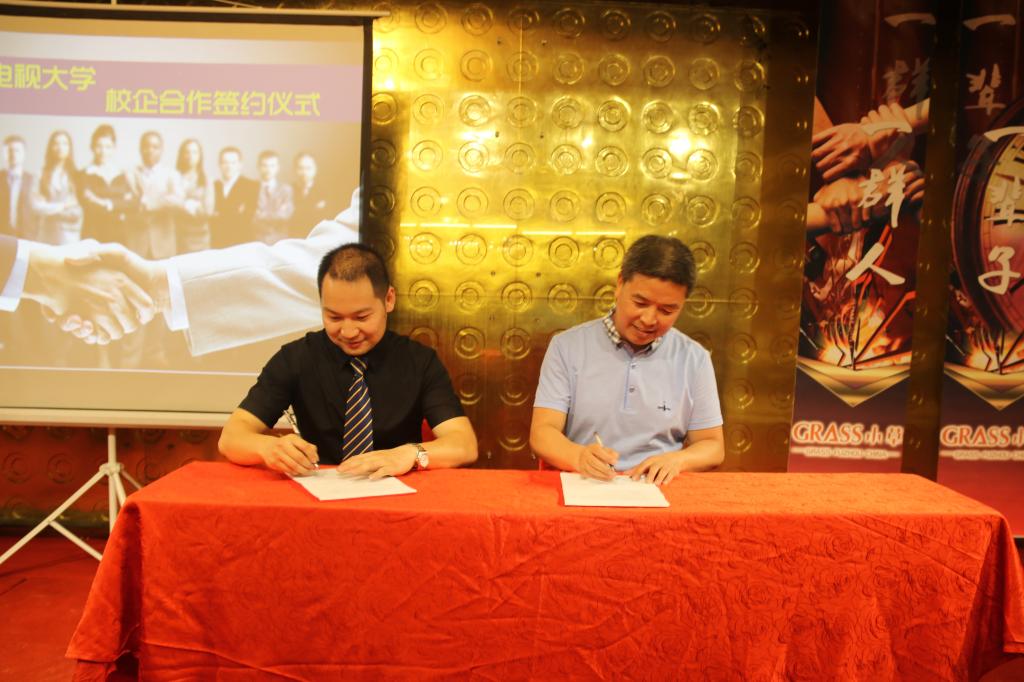 校企双方代表签订合作协议书