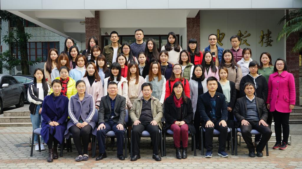 学前教育、会计班新生合影