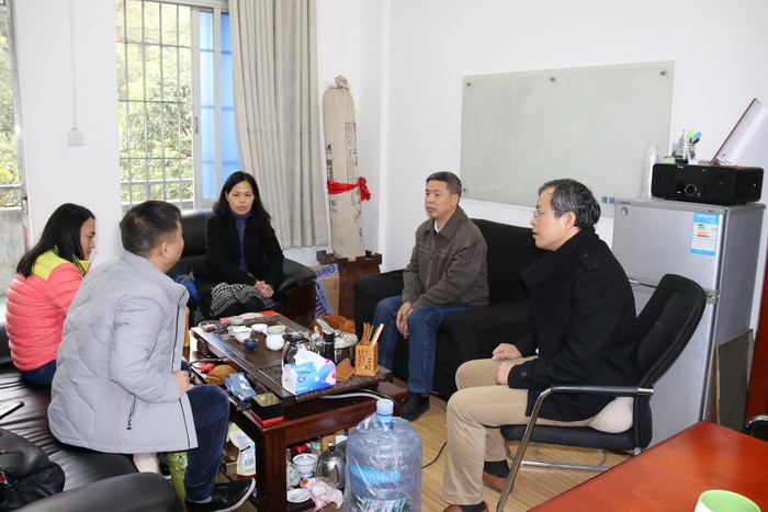 与福州市两岸高教培训学校工作人员座谈