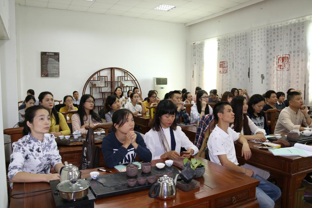 茶叶评审与营销专业同学们在认真聆听