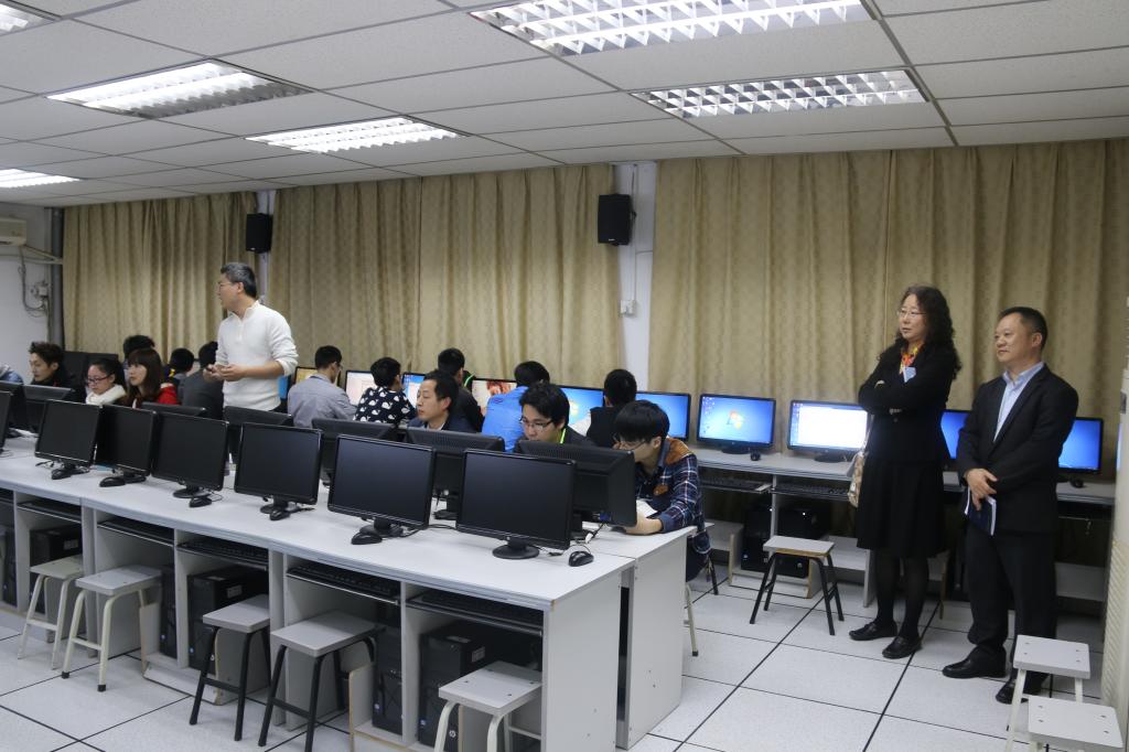 检查组观摩《动态网页制作》面授课堂